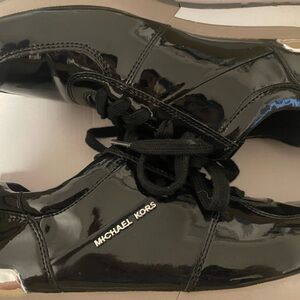 Michael Kors Womens Tennis Shoes
Like new with box size 9